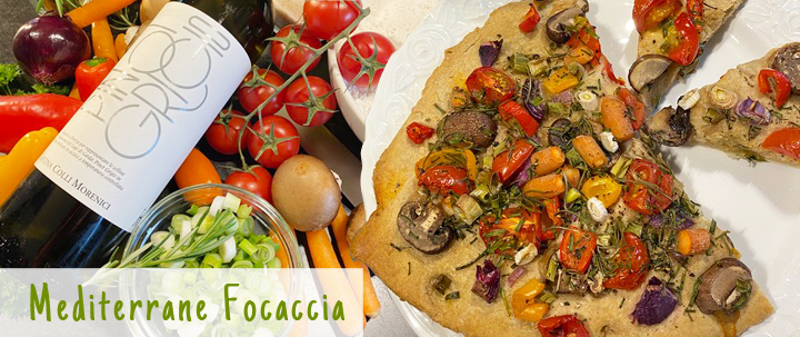 Rezept für unsere Mediterrane Focaccia, begleitet von Pinot Grigio oder einem der vielen anderen Weine aus handwerklicher Herstellung von Ihrem Wein-Musketier