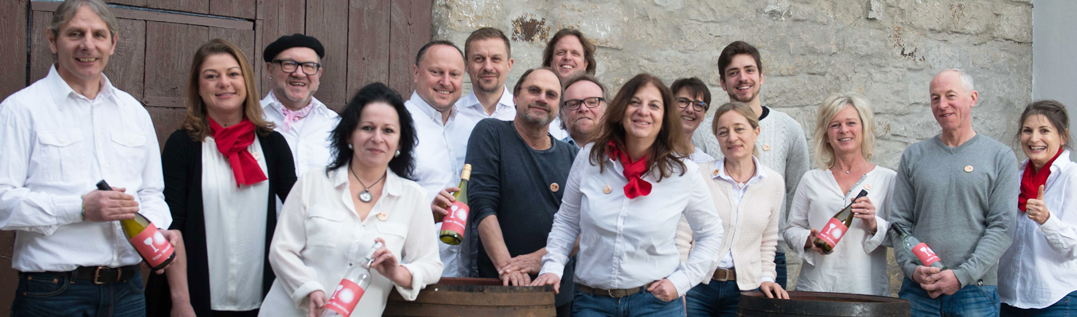 Alle Wein-Musketiere treffen sich zu einer großen Weinprobe mit viel Spaß Das Wein-Musketier Team zur Jahresbespechung bei David Klenert - In der Gruppe macht alles viel mehr Spaß!